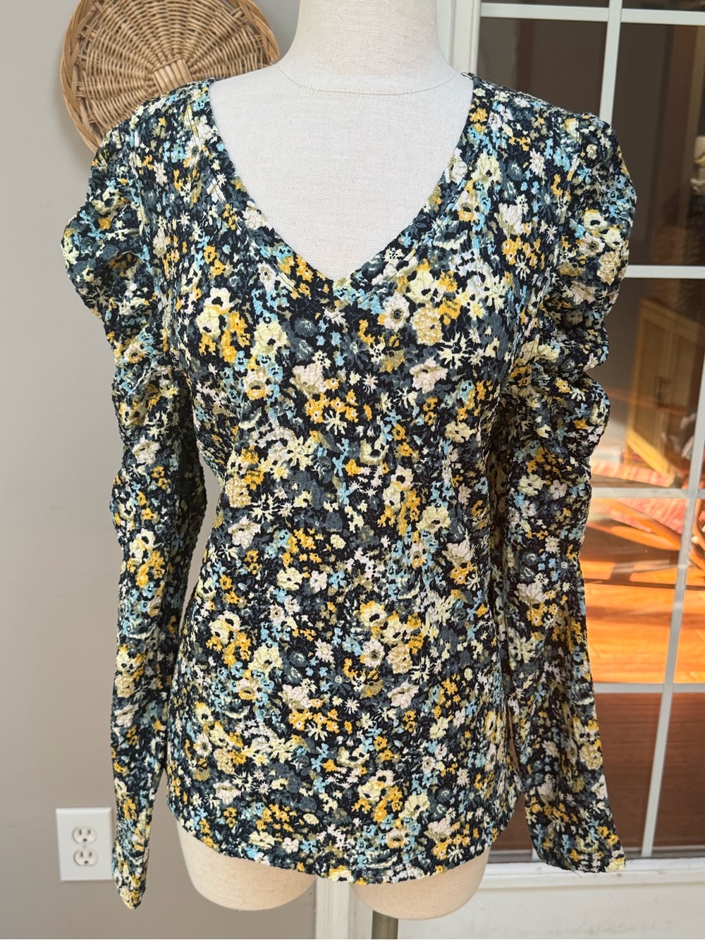 NWT LOFT Floral Shirred Puff Sleeve Top ✨ Romantic V-Neck Statement Blouse L